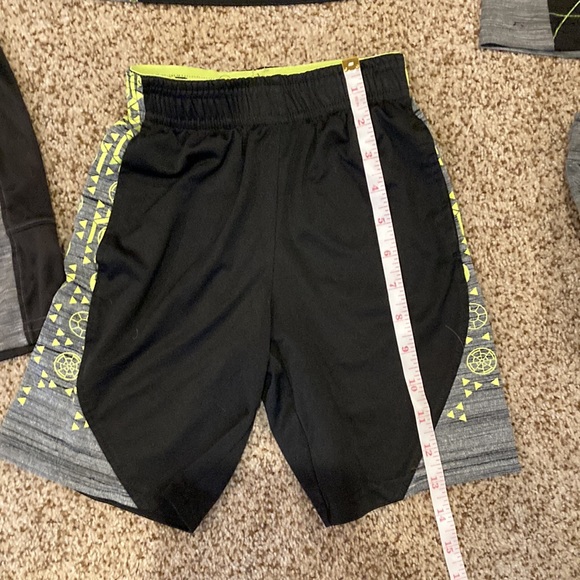 Boys size 5 Star Wars shirts and shorts. Four shirts and three shorts. - Picture 8 of 9